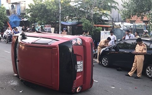 Gây tai nạn liên hoàn, thiếu niên 17 tuổi làm lật xe giữa đường ảnh 1