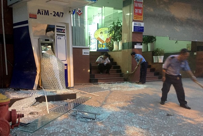 Xe BMW tông nát cây ATM trong đêm ảnh 2