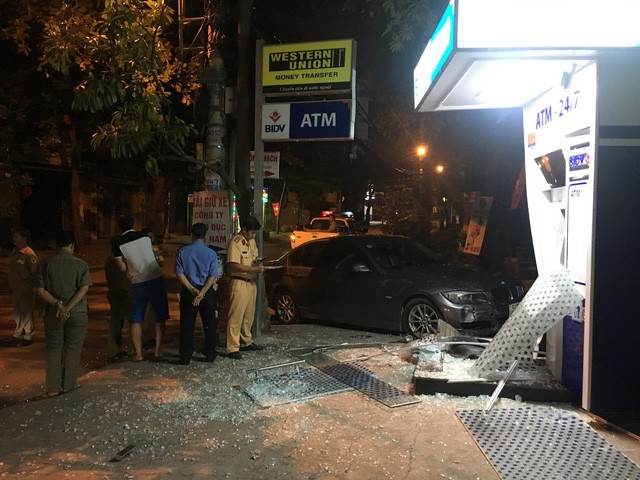 Xe BMW tông nát cây ATM trong đêm ảnh 1