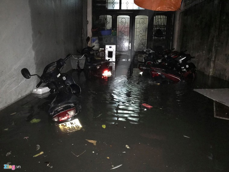 Đường phố Hà Nội 'hóa sông' trong cơn mưa đầu mùa ảnh 8