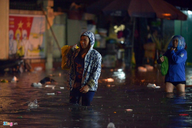 Đường phố Hà Nội 'hóa sông' trong cơn mưa đầu mùa ảnh 7