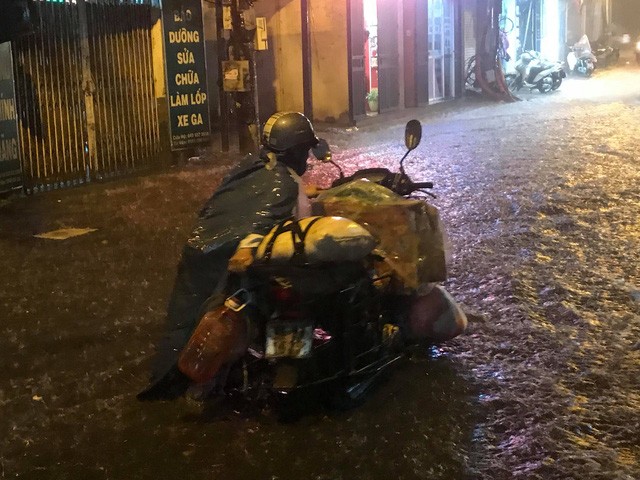 Đường phố Hà Nội 'hóa sông' trong cơn mưa đầu mùa ảnh 10