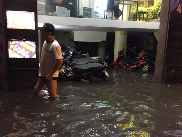 Đường phố Hà Nội 'hóa sông' trong cơn mưa đầu mùa ảnh 11