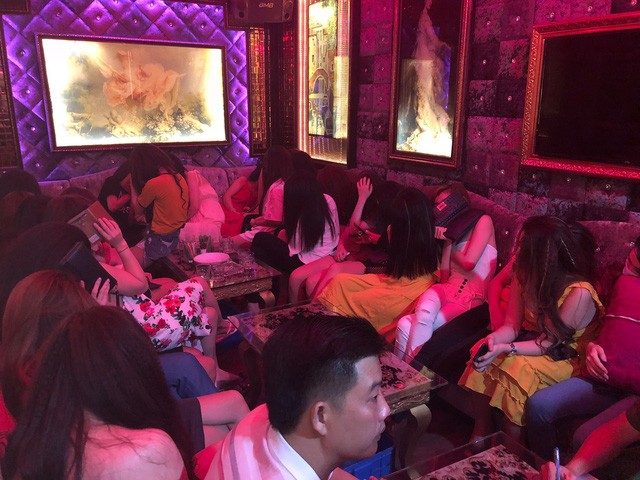 Công an quận 1 truy quét 'thiên đường thác loạn' số 1 Sài Gòn ảnh 5