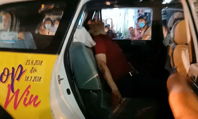 Người dân kể lại khung cảnh hỗn loạn vụ hiệp sĩ đường phố bị cướp đâm gục ảnh 1