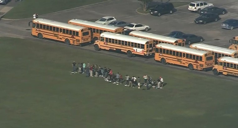 Xả súng kinh hoàng tại trường học ở Mỹ, 10 người chết ảnh 3