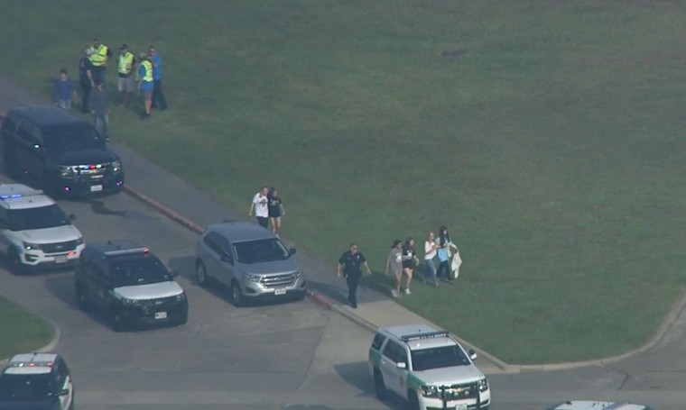 Xả súng kinh hoàng tại trường học ở Mỹ, 10 người chết ảnh 1