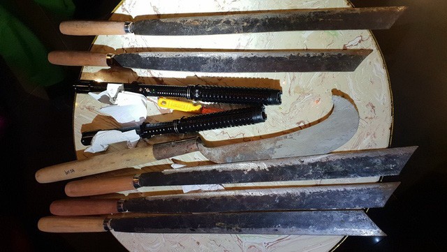 Đột kích quán bar lúc rạng sáng, phát hiện nhiều hung khí nguy hiểm ảnh 1