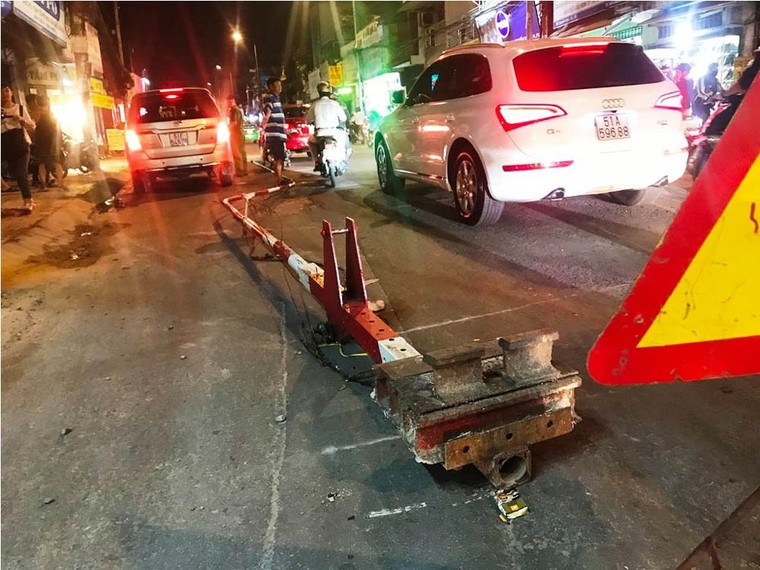 Nhân chứng vụ xe 7 chỗ suýt đâm tàu hỏa nói gì? ảnh 1