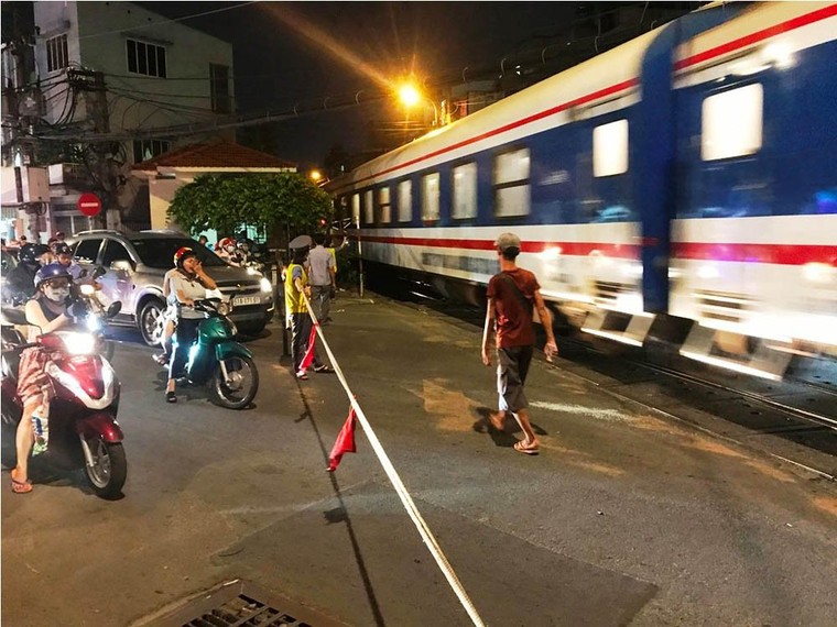 Nhân chứng vụ xe 7 chỗ suýt đâm tàu hỏa nói gì? ảnh 2