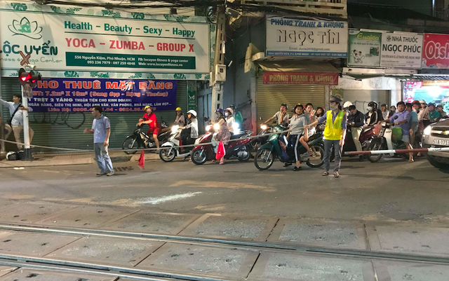 Nhân chứng vụ xe 7 chỗ suýt đâm tàu hỏa nói gì? ảnh 3