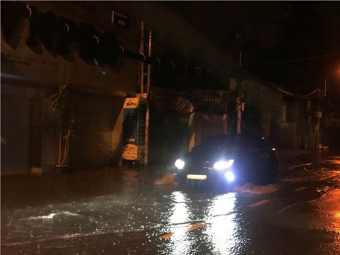 Người dân TP HCM lội nước sau cơn mưa lớn ảnh 4