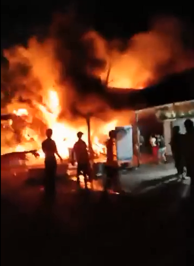 Cà Mau: Hỏa hoạn trong đêm thiêu rụi cơ nghiệp của 5 hộ gia đình ảnh 1