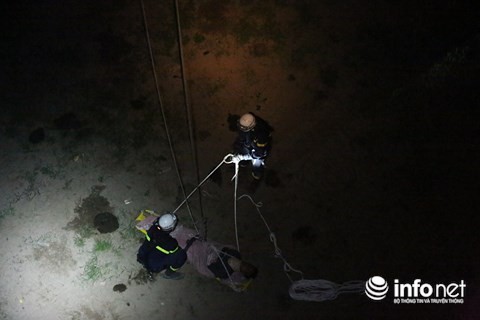 Cứu hộ thành công thanh niên rơi xuống bãi giữa cầu Nhật Tân ảnh 2