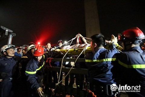 Cứu hộ thành công thanh niên rơi xuống bãi giữa cầu Nhật Tân ảnh 3