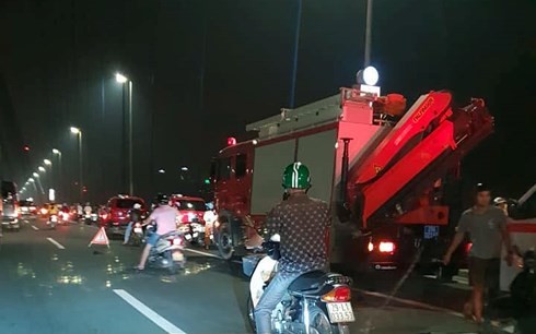 Cứu hộ thành công thanh niên rơi xuống bãi giữa cầu Nhật Tân ảnh 1