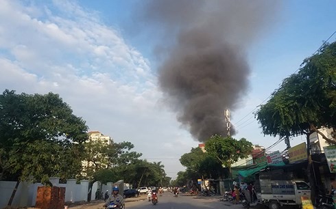 8 xe chữa cháy dập tắt hỏa hoạn xưởng gỗ ảnh 1