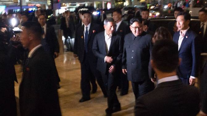 Chủ tịch Kim Jong-un thư thái đi thăm quan Singapore ảnh 2