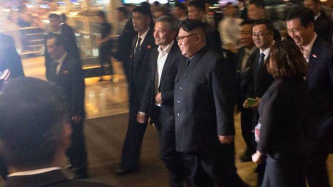 Chủ tịch Kim Jong-un thư thái đi thăm quan Singapore ảnh 1