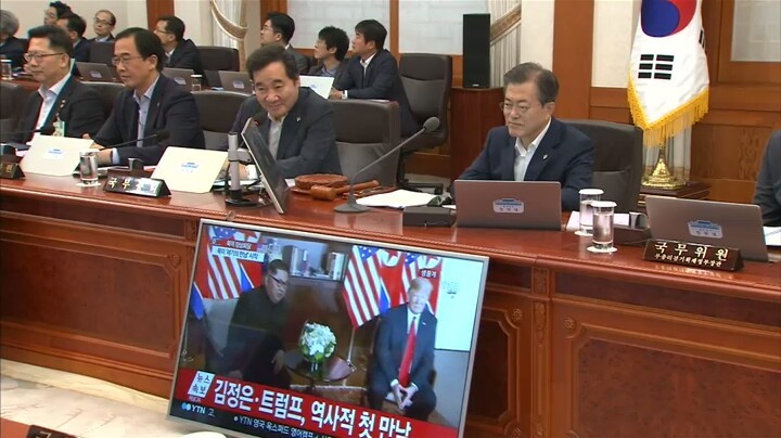 [Chùm ảnh]: Người dân thế giới vỡ òa trước cái bắt tay lịch sử của Trump và Kim ảnh 1