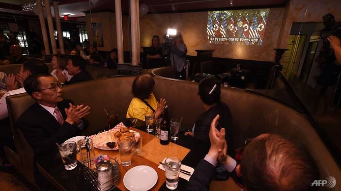 [Chùm ảnh]: Người dân thế giới vỡ òa trước cái bắt tay lịch sử của Trump và Kim ảnh 2