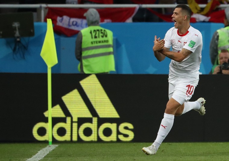 Xhaka và Shaqiri bị FIFA 'sờ gáy' do có hành vi ăn mừng phi thể thao ảnh 1