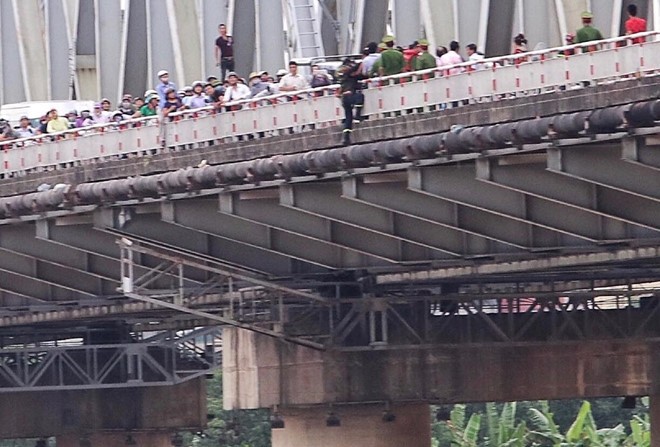 Người vợ uất ức chồng định tự tử tại cầu Chương Dương ảnh 2