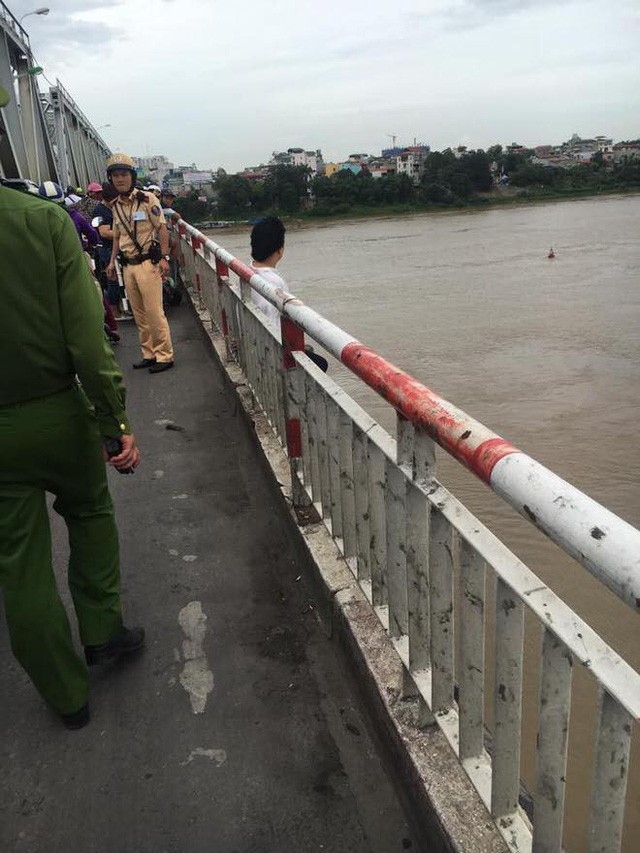 Người vợ uất ức chồng định tự tử tại cầu Chương Dương ảnh 1