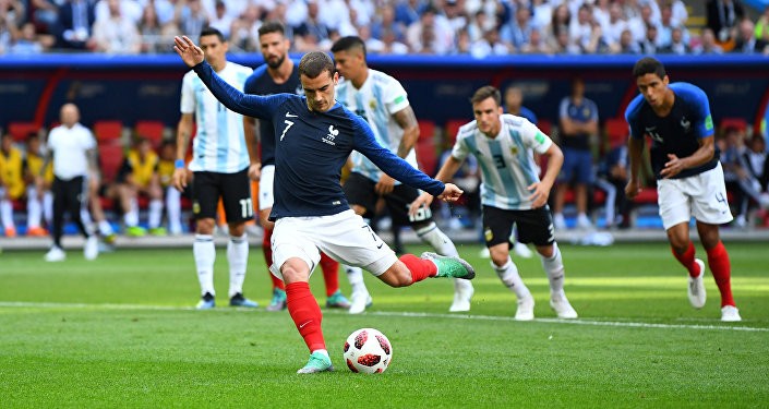 'Cậu bé vàng' Mbappe tỏa sáng, tiễn Messi về nước ảnh 1