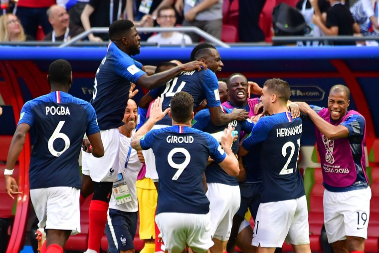 'Cậu bé vàng' Mbappe tỏa sáng, tiễn Messi về nước ảnh 8