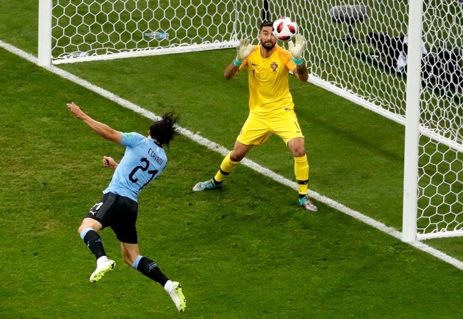 Lập cú đúp, Cavani 'tiễn' Ronaldo rời World Cup 2018 ảnh 1