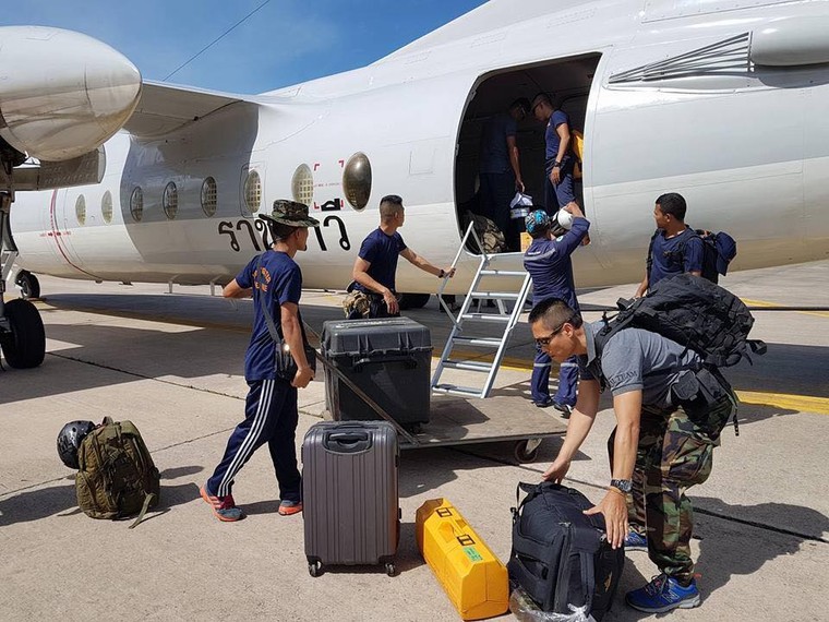 [ẢNH]: Đặc nhiệm SEAL làm việc cật lực trong hang Tham Luang ảnh 1