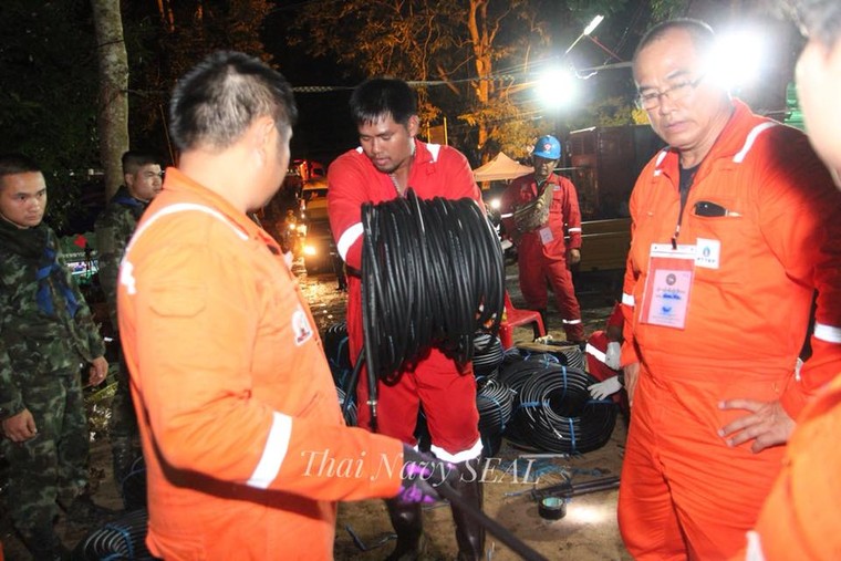 [ẢNH]: Đặc nhiệm SEAL làm việc cật lực trong hang Tham Luang ảnh 5