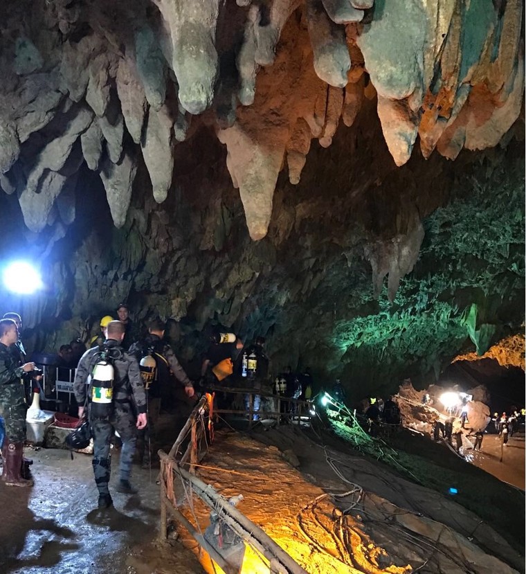 Toàn cảnh ngày đầu tiên giải cứu đội bóng mắc kẹt trong hang ảnh 6