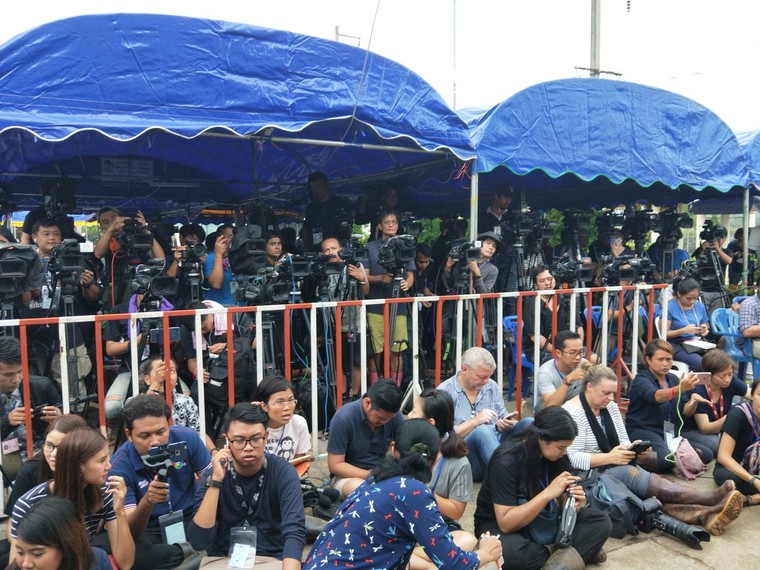 Toàn cảnh ngày đầu tiên giải cứu đội bóng mắc kẹt trong hang ảnh 1