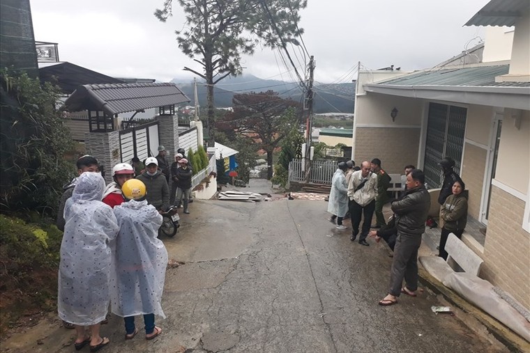 Hai người đàn ông tử vong do bị tấm thạch cao đè lên người ảnh 1