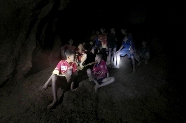 Nhìn lại 18 ngày trong hang động của đội bóng Thái Lan ảnh 4