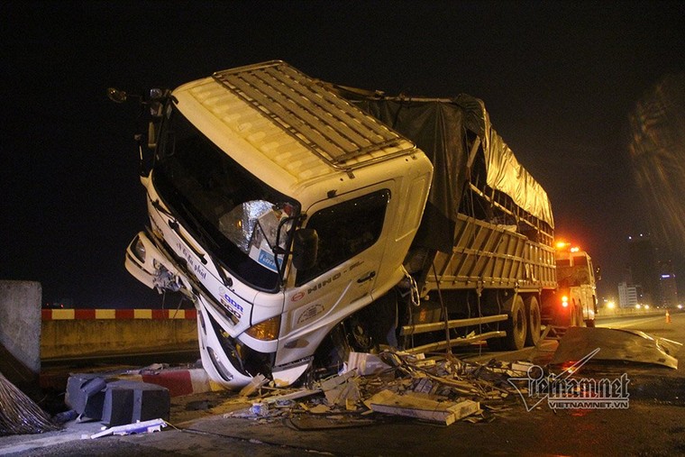 Hà Nội: Xe tải mắc kẹt vào trụ bê tông dải phân cách tại đường trên cao ảnh 1