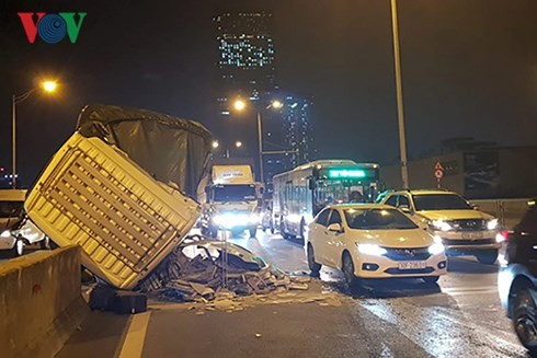 Hà Nội: Xe tải mắc kẹt vào trụ bê tông dải phân cách tại đường trên cao ảnh 4