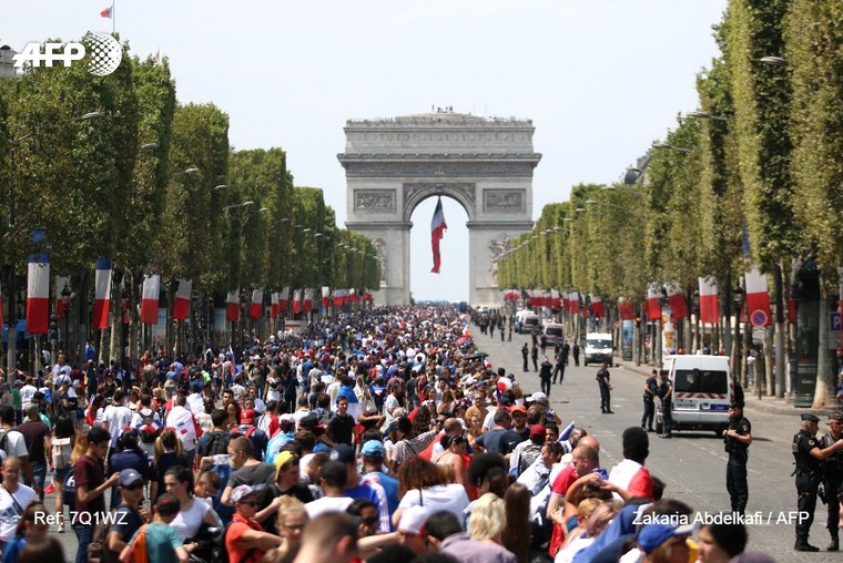 [ẢNH]: Les Bleus rước cúp vàng về Khải Hoàn Môn ảnh 6