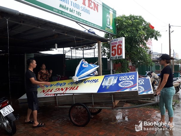 Người dân thị xã Cửa Lò hối hả chống bão số 3 ảnh 1