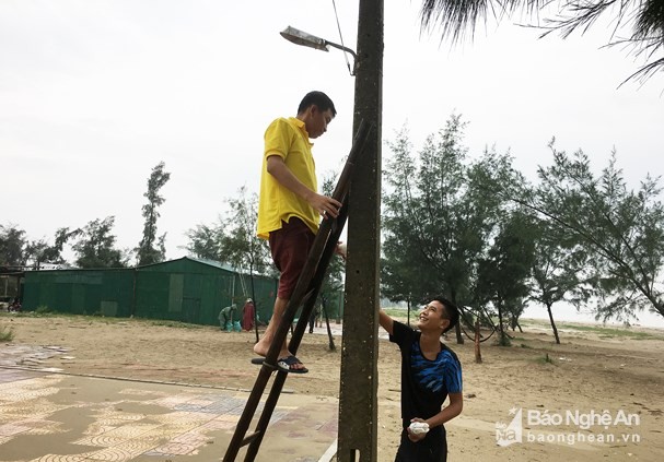 Người dân thị xã Cửa Lò hối hả chống bão số 3 ảnh 4