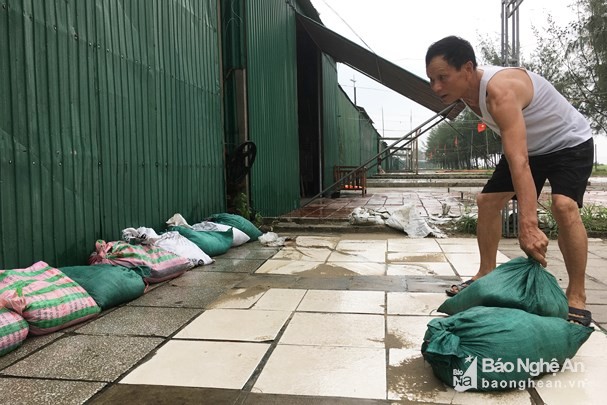 Người dân thị xã Cửa Lò hối hả chống bão số 3 ảnh 5