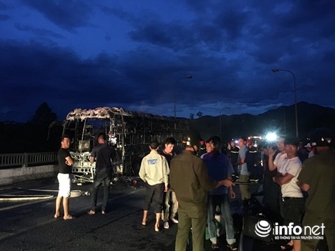 Huế: Xe khách chở 40 hành khách bốc cháy giữa cầu ảnh 1