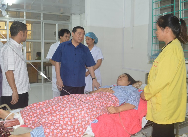 Ba nạn nhân vụ xe khách lao xuống vực phải chuyển viện ảnh 1