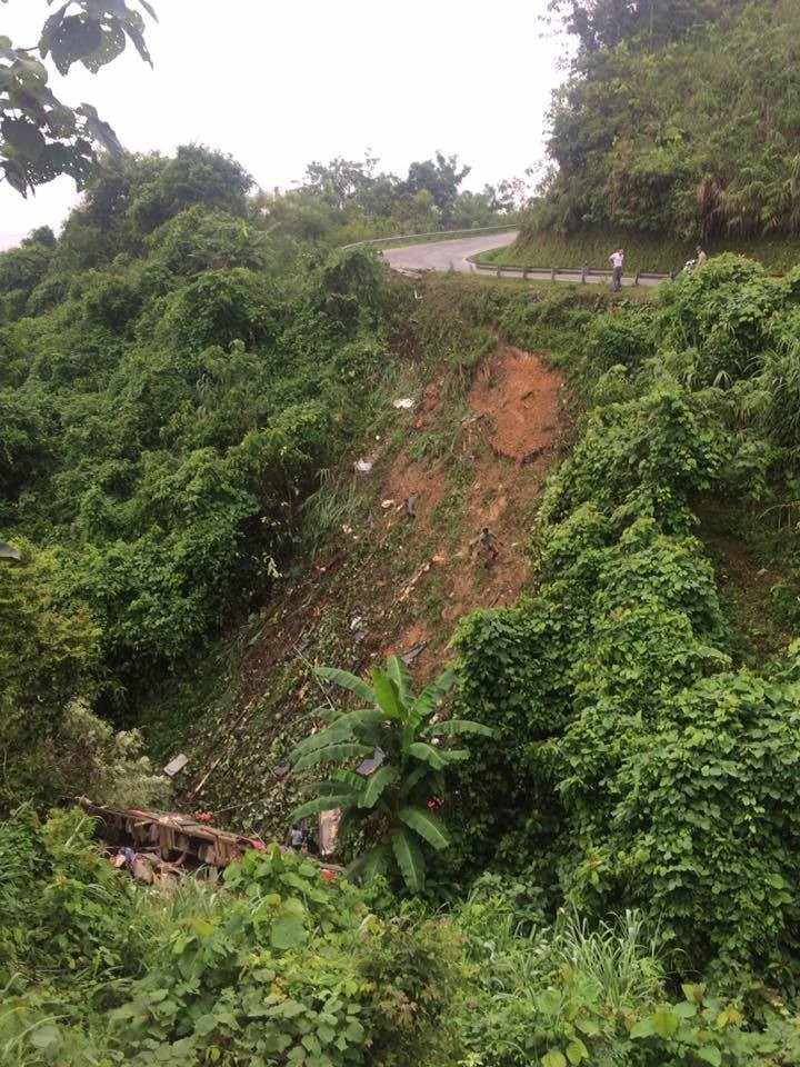 Ba nạn nhân vụ xe khách lao xuống vực phải chuyển viện ảnh 2