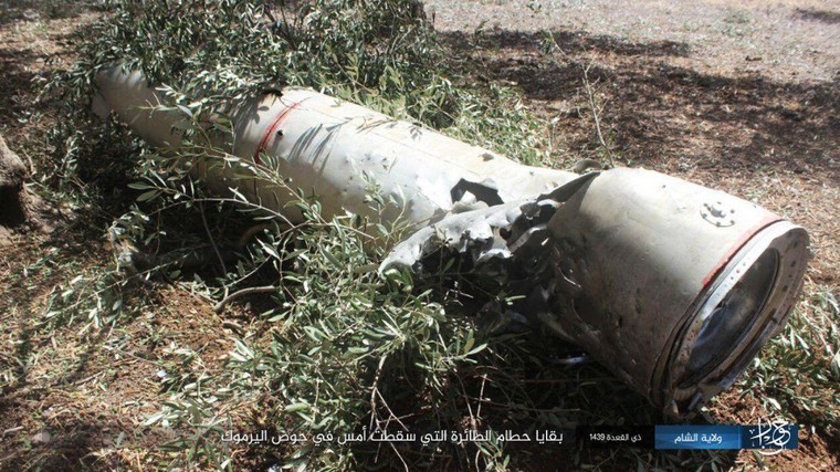 Tổ chức khủng bố IS công bố hình ảnh xác máy bay Su-22 của Syria ảnh 1