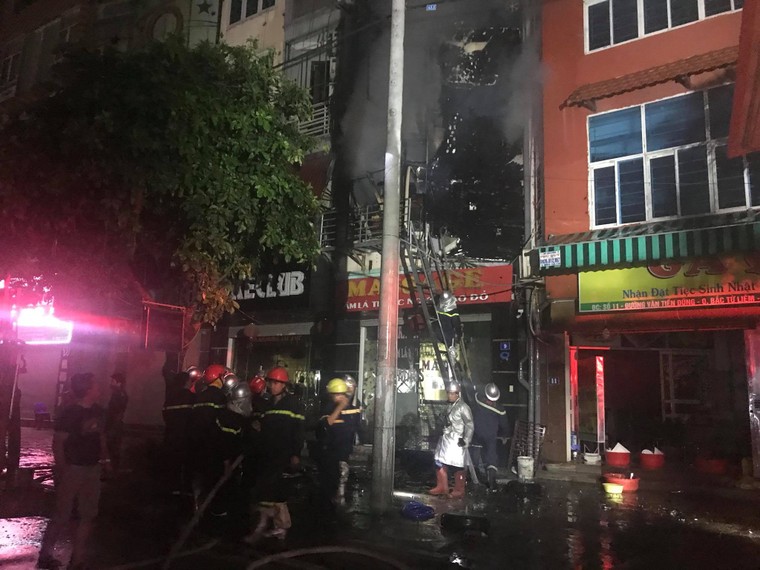 Hà Nội: Quán karaoke 5 tầng bốc hỏa trong đêm ảnh 2