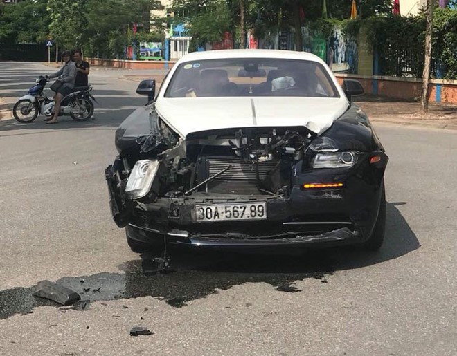 Hà Nội: Va chạm với siêu xe Rolls-Royce, Honda CRV lật ngửa giữa đường ảnh 1