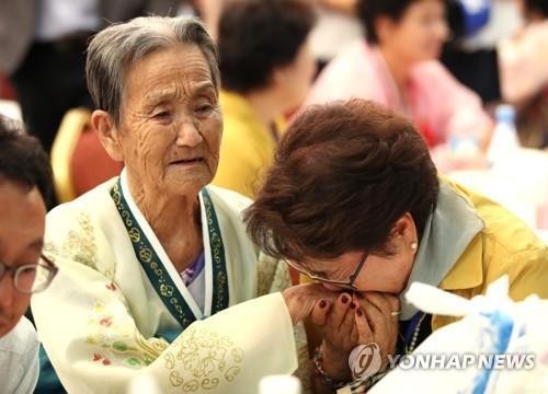 Người dân hai miền Triều Tiên kết thúc cuộc đoàn tụ trong nước mắt ảnh 1
